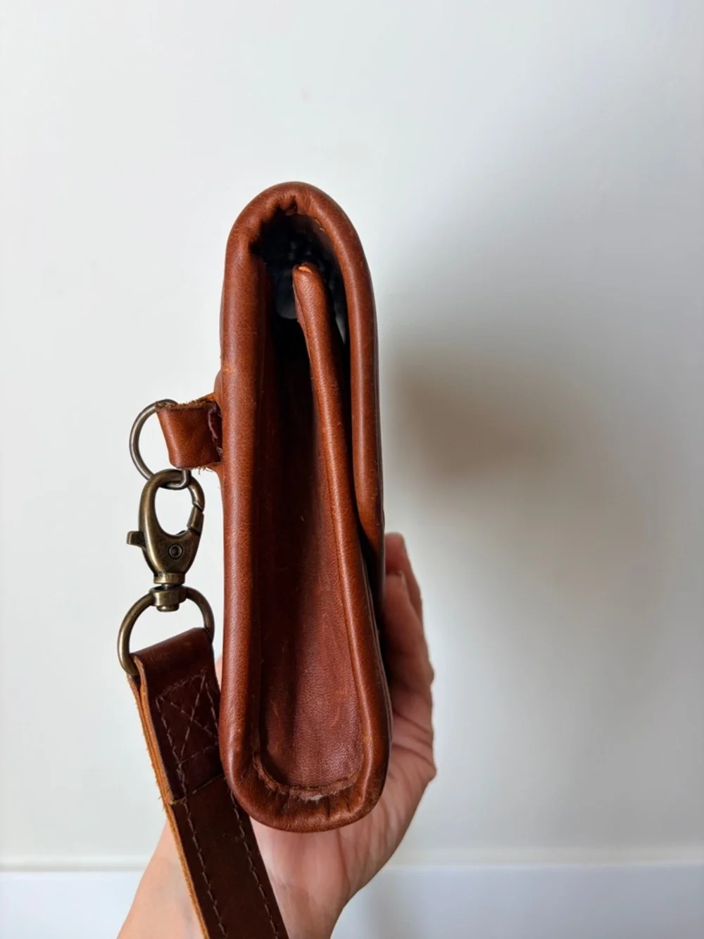 Nena & Co Tesoro Crossbody Wallet in Cafe - Picture 5 of 8